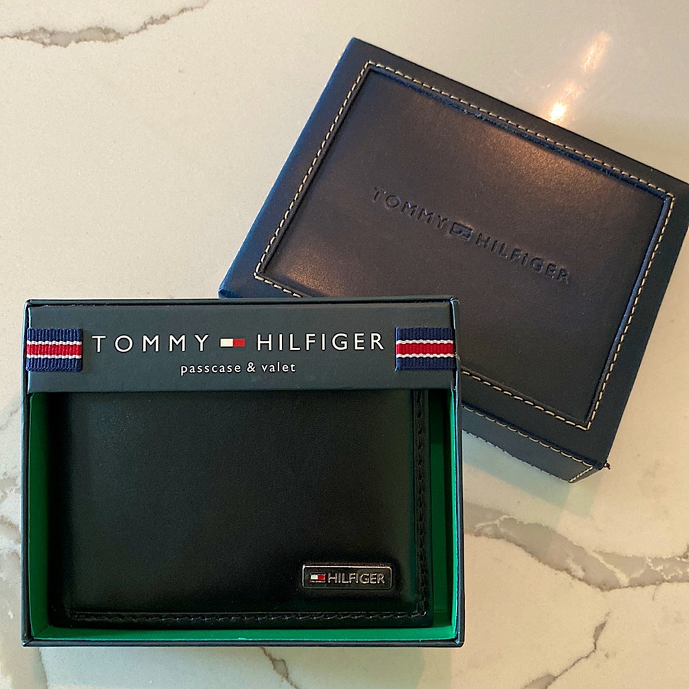 BRAND NEW Tommy Hilfiger mens wallet